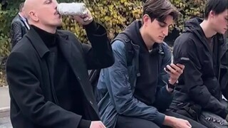 适合在街头表演的易拉罐魔术，路人：有被他装到...