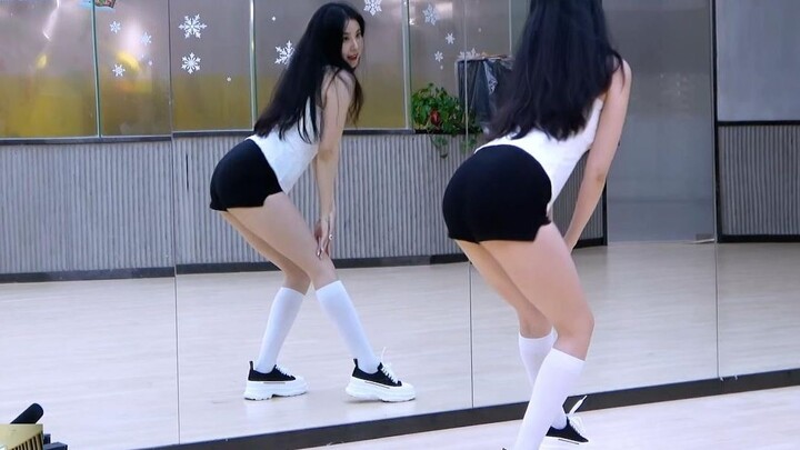 Đừng chỉ nhìn chân! Hãy xem vũ đạo!