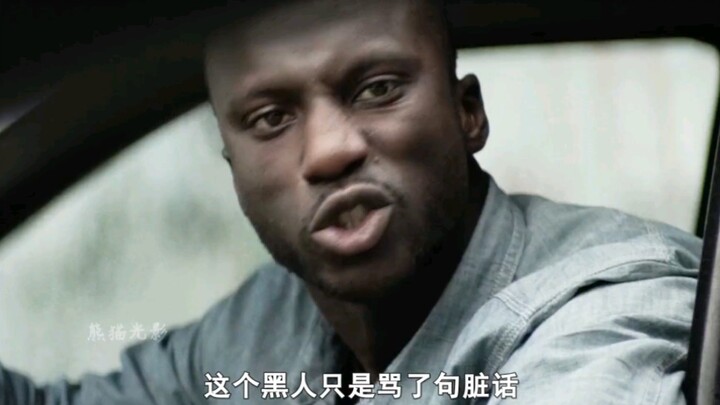 黑哥被小白超车，气不过辱骂几句！不料却被反杀！！