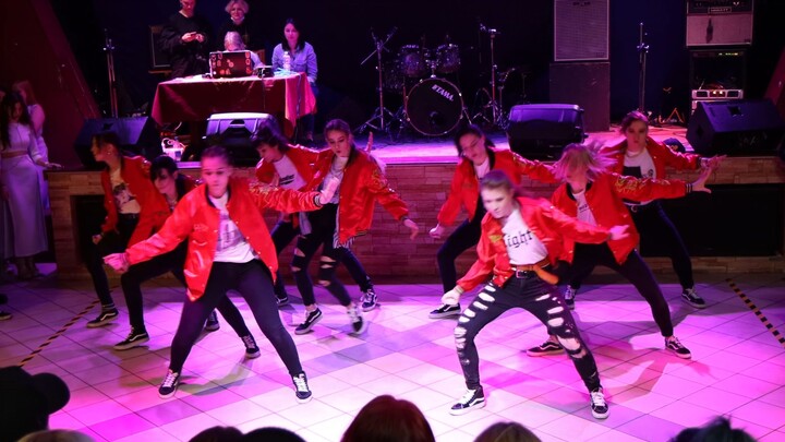 Sister is so cool! Russian girl dances to NCT 127's "Hero Kick It" indoor stage version [MAD Dance T