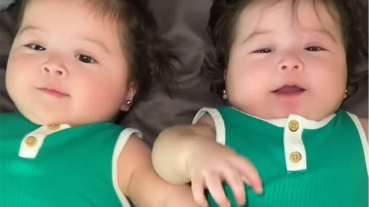 (ตัวอักษรจีน-อังกฤษ) มาเตรียมตัวออกไปข้างนอกพร้อมกับลูกสาวของเรากันเถอะ!