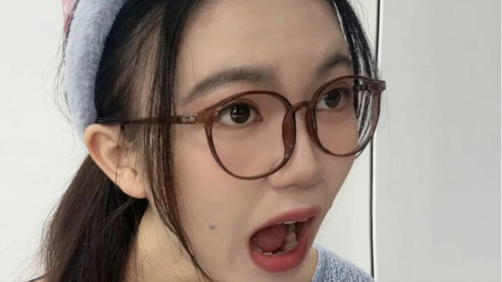 Weird捆绑赠品 from otaku events—don’t go too far!