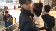 Lin Yi gradually became proficient in the technique of holding a baby.