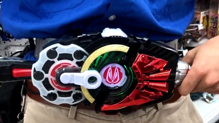 "Kamen Rider Ultra Fox" Toys "R" Us store clerk demonstrates "DX Desire Drive"...