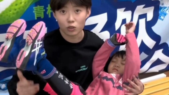 Gadis kecil tidur sambil melakukan plank?!