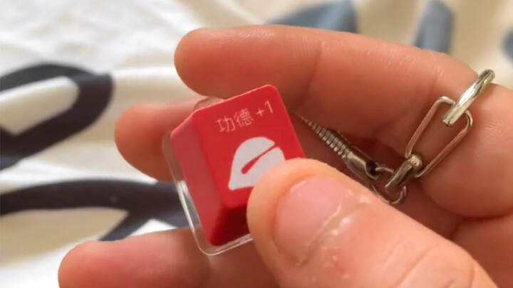 أعطاني صديقي لعبة تخفيف التوتر، وقال لي: اضغط عليها عندما تشعر بالتوتر، فهي تساعدك على الاسترخاء وتك