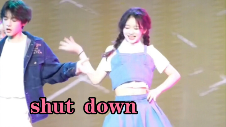 十七岁女高中生重庆七中校庆舞台翻跳BLACKPINK《shut down》（直拍嘿嘿）