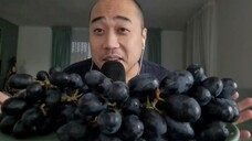 ASMR Eating Sounds - Sweet & Juicy Blue Grapes 🔵🍇