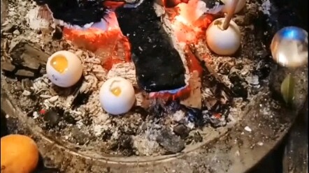 Eggs roasted over a brazier kept exploding one after another—according to the person involved, no on