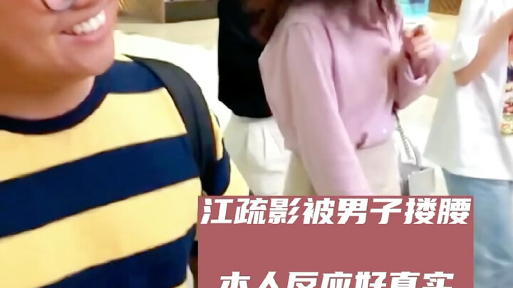 Jiang Shuying dipeluk di bagian pinggang oleh seorang pria.