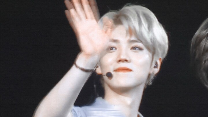 ฉันคงจะเสียใจแทนใครก็ตามที่ยังไม่ได้เห็น GIF ระดับเทพของ Lu Han เข้าใจไหม?