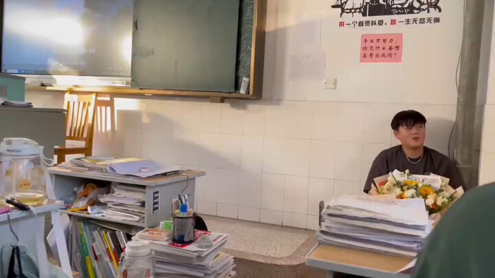 #CountdownToGaokao Why is Yanzi still crying and showing off flowers, going from class to class to b