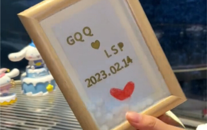 You’ve gotta get a photo frame like this with the person you love—even if it’s the first thing you s