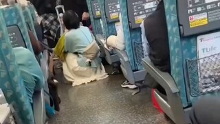 台湾省高铁，女孩将水洒到小孩身上，父母瞬间上头将水洒到女孩头上。