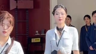 الرياح مزعجة! تغطية شعر الجبهة للوجه طوال الوقت [تي أرا] رقم 9 بارك جي يون في عرض مباشر