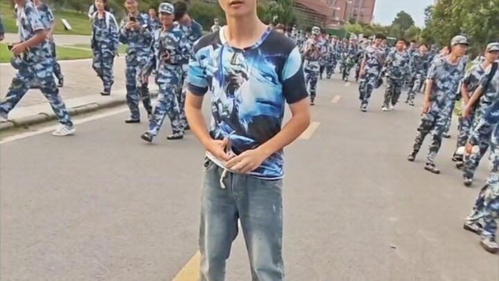 بعد التدريب العسكري، جاء طالب كبير يدعى ما تشاو وقفز إلى الحشد لتجنب الألغام والسيطرة على المكان بأك