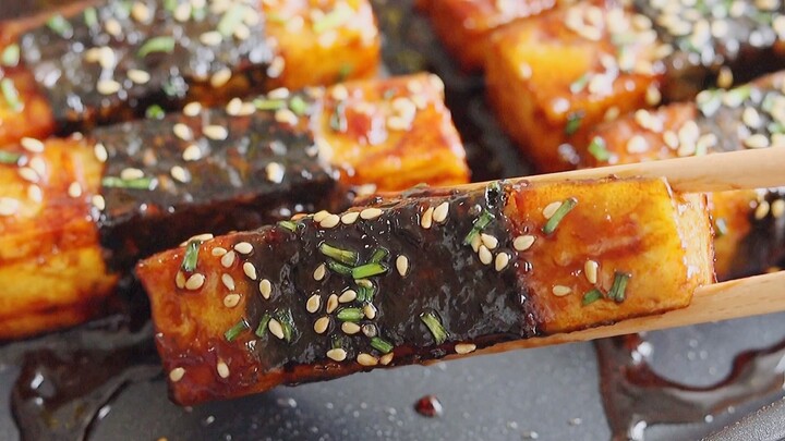 Teriyaki seaweed tofu, served with a bowl of rice, is incredibly satisfying to eat.