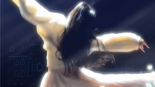 “你闻，今晚的风是杜鹃花香。”