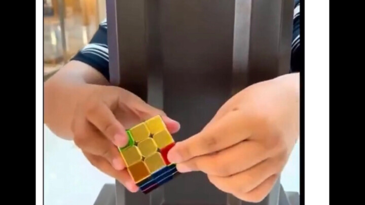Foreigner baffled by a Rubik’s Cube trick where the cube passes through a pole: My brain stubbornly 
