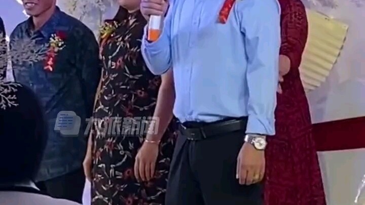 The elder brother gave a speech at his son’s wedding, so nervous that his whole body was shaking. Hi