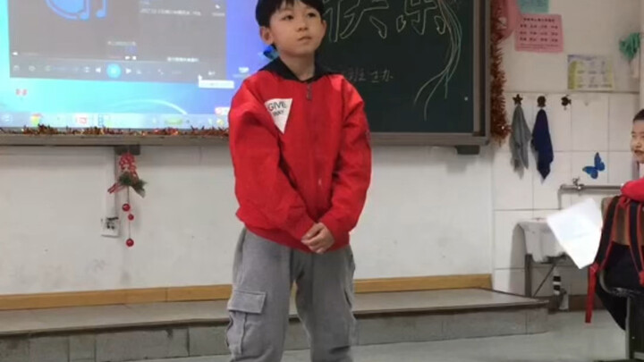 Yang Bowen's elementary school New Year's Day show—so cute it'll kill you!
