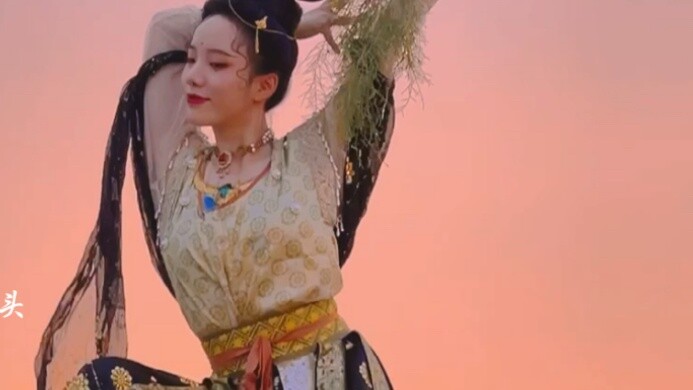 "Hongyin" di padang pasir dengan matahari terbenam yang indah pada suhu 50 derajat di permukaan ~ [H