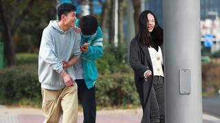 Running into Poles While Staring at Boys | Prank “你是不是看帅哥入迷了？”看到女生当众出糗，有小哥哥问道