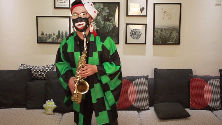 Chàng trai đang thổi saxophone [Thanh Gươm Diệt Quỷ] OP｢Hoa sen đỏ｣ nghe có mùi bên trong không?