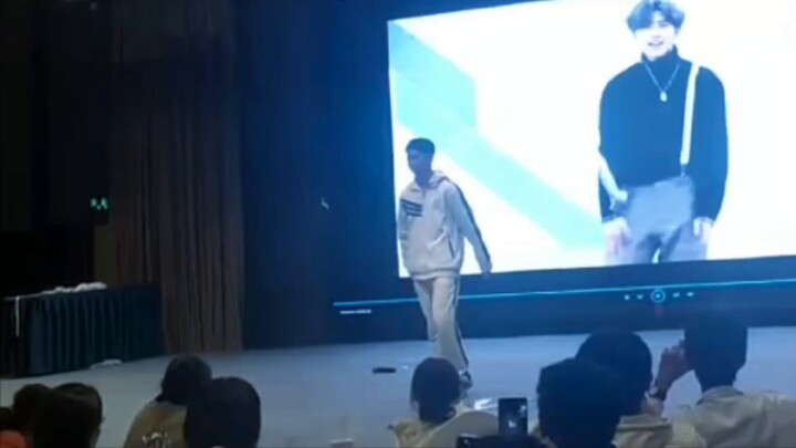 Sekarang seluruh sekolah tahu kalau aku ikun