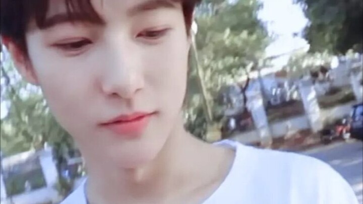 “هل تعرف؟ هذا هو الابن الصغير لعائلة هوانغ، وكنز أبناء عائلة لي الثلاثة… لا يُسمح لأي أحد بالاقتراب 