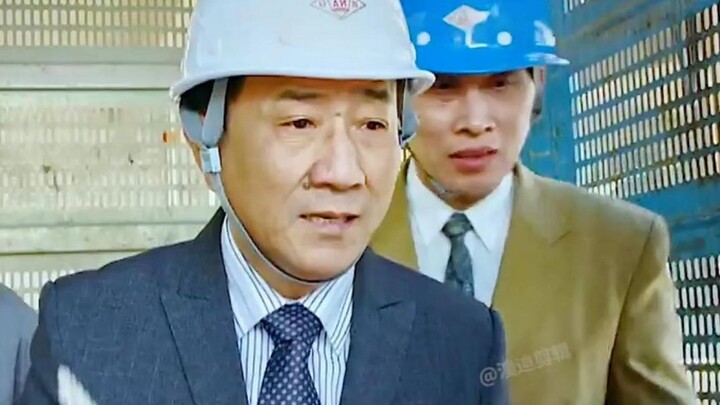 Thang máy đột ngột rơi, người công nhân kịp thời xuất hiện cứu sếp, từ đó bước lên đỉnh cao của cuộc