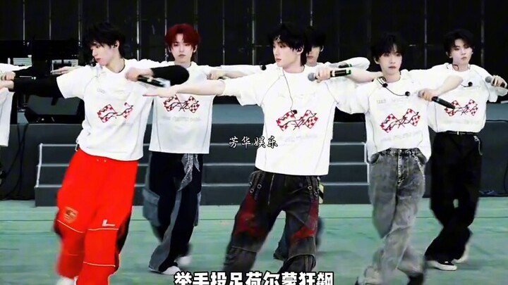 Tarian spontan Ding Chengxin di belakang panggung membuat seluruh penonton terpukau