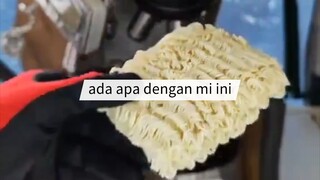 ketika mi instan di teliti dengan mikroskop