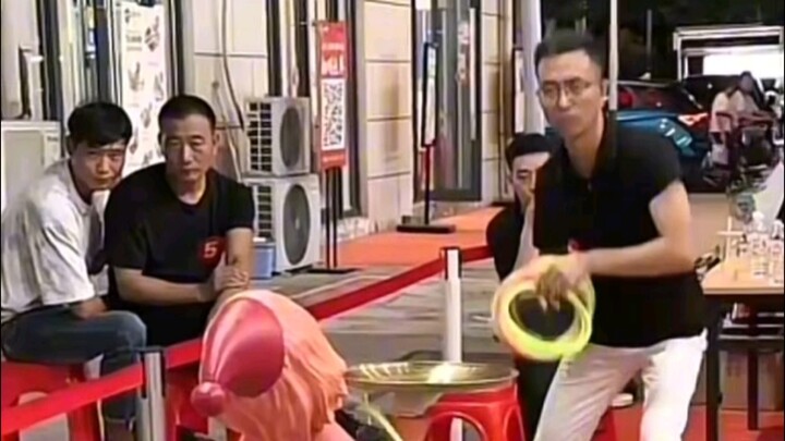 Nàng Bạch Tuyết có vòng eo lớn hơn vòng ngực, nhưng vẫn có thể mặc vừa áo một cỡ nhỏ hơn.