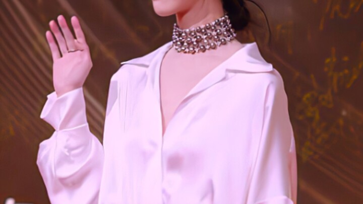 Hilarious—she was so flustered by the host’s praise! This lady really does glow with sheer radiance 