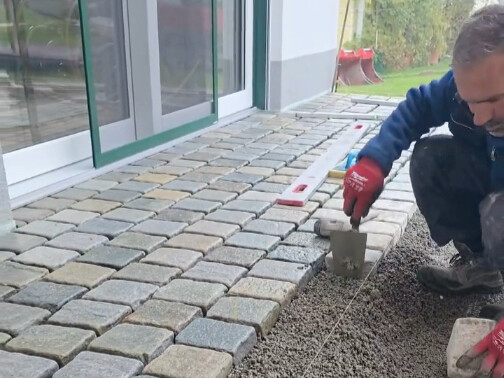 การปูพื้นหินรูปเกือกม้ากลางแจ้ง