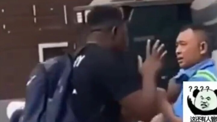 In Guangzhou, a Black man on the street held a knife and grabbed a sanitation worker.