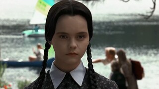 [The Addams Family |. วันพุธ] “แม่ครับ คุณต้องการกีดกันผมไม่ให้มีโอกาสทรมานลูกวัยเดียวกับผมจริงๆ เหร