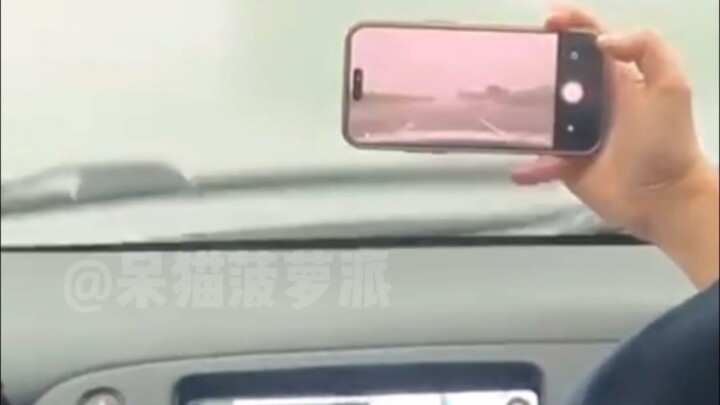 اكتشفت للتو هذه المعلومة الغريبة، فماذا أكون إذن إذا قُدت عشوائيًا تحت المطر الغزير؟