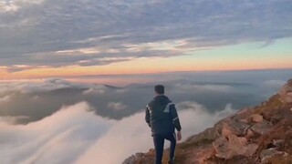 حيث ترتفع السحب والضباب، تكمن الجنة بين الناس، وعندما تزهو أزهار الجبال، يكون الكلب سعيدًا جدًا، شكر