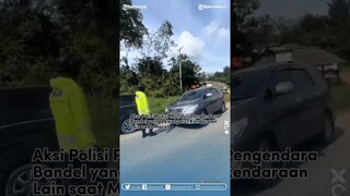 Aksi Polisi Pukul Mundur Pengendara Bandel yang Lewat Jalur Kendaraan Lain saat Macet