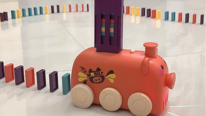 شوف بسرعة! اللعب اللي اشترته صديقتي المقرّبة بتفوت برازًا قوس قزح هههه عم يعجبني جدًا!