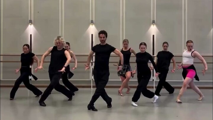 Come on, dance along! Amazing solo bullfighting performance