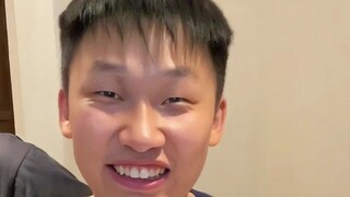 毛毛烤肠吃过吗？室友的表情说明一切，太有意思了！