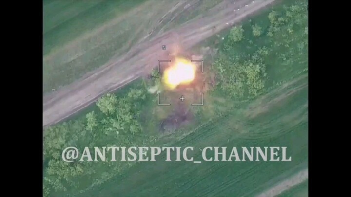 The defeat of the howitzer of Ukraine by the Russian unmanned aerial vehicle lancet/俄罗斯无人机柳叶刀击败乌克兰的榴