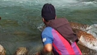 cast netting in Nepal | himalayan trout fishing with handmade cast net |