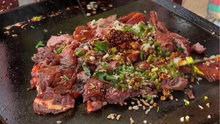 Tea-oil pan-fried Peking duck that’s always packed! Braised first, then stir-fried—crispy skin, tend