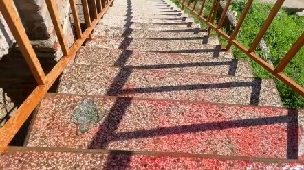 Khoảnh khắc giải tỏa áp lực khi lăn chai trên cầu thang