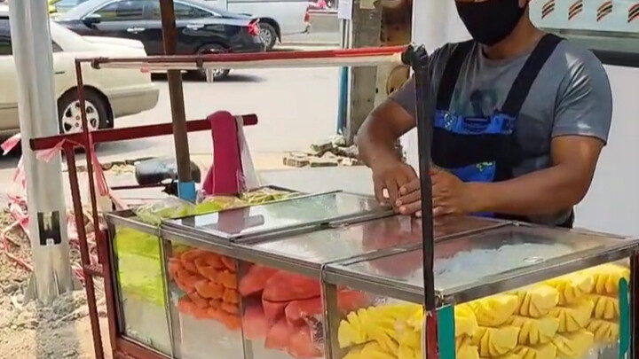 Ẩm thực Thái Lan: Ổi tẩm màu trong nước đường ngon đến bất ngờ, ăn hoa quả ở Thái đúng là tiện lợi n