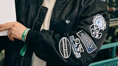 الصورة الشخصية لمنتج الأغاني بالتأكيد تشير إلى أنه عازب